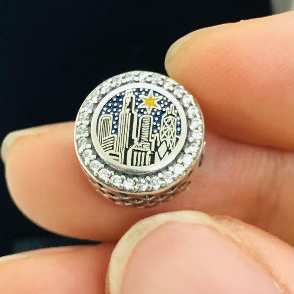 ✨🔥Pandora Chicago City Charm happy Chicago holiday charm